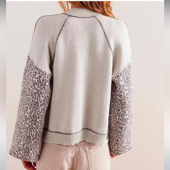 New Oversized Leopard Like Print Cardigan Button Down - Picture 3 of 3